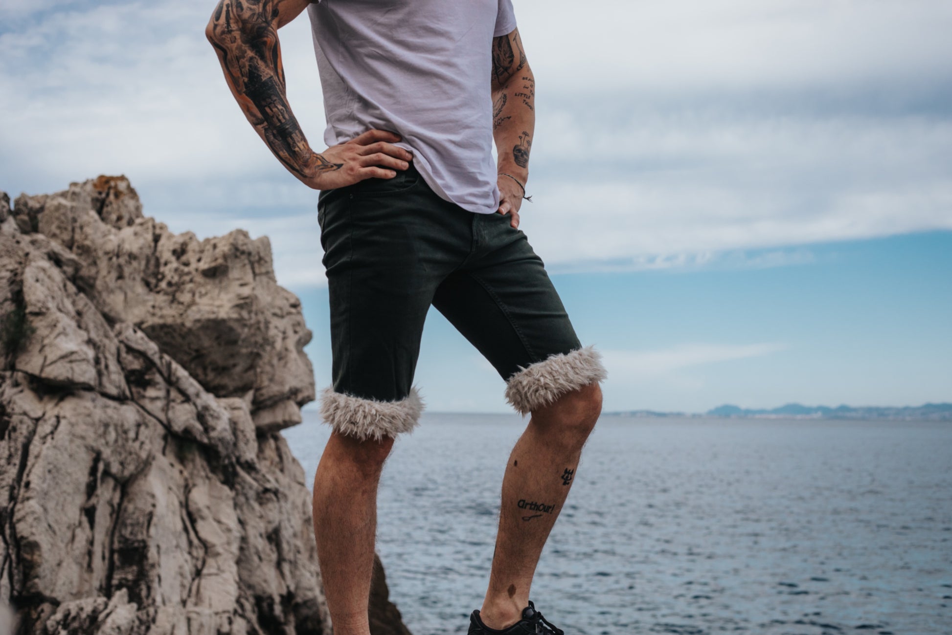 Short Luffy homme vert kaki coupe slim fait main avec fausse fourrure vu crique mer – Wal & Yfful A001