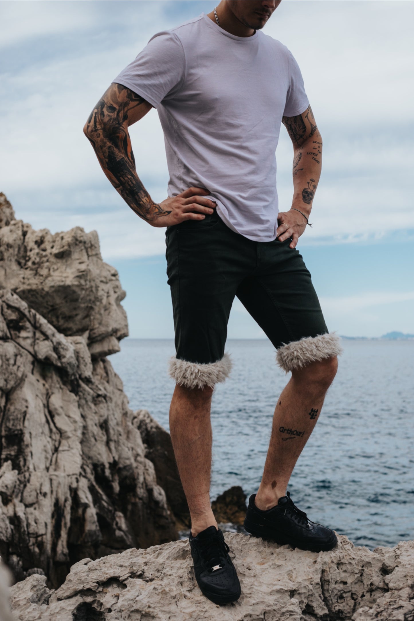 Short Luffy homme vert kaki coupe slim fait main avec fausse fourrure vu porté mer crique – Wal & Yfful A001