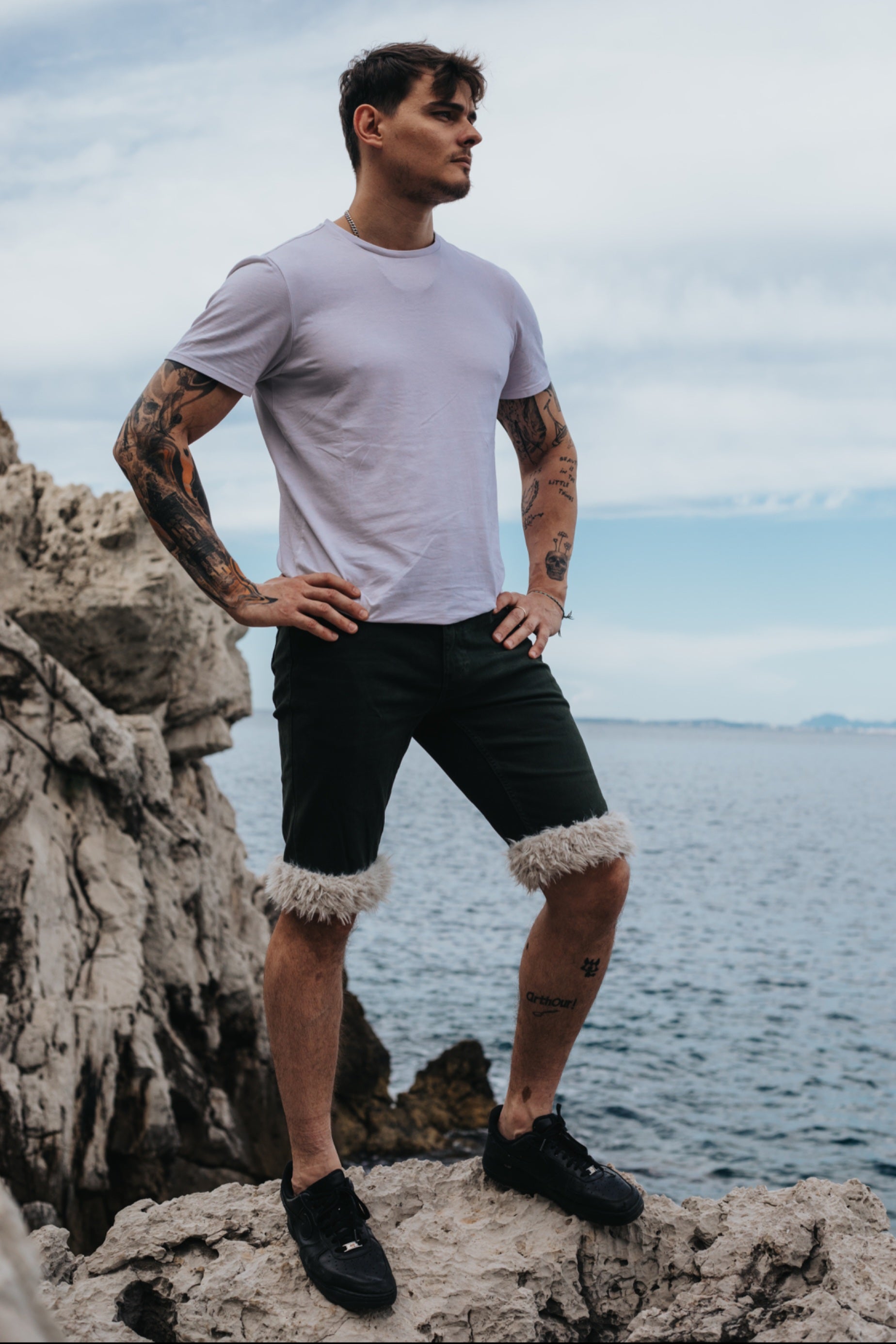 Short Luffy homme vert kaki coupe slim fait main avec fausse fourrure vu porté mer – Wal & Yfful A001