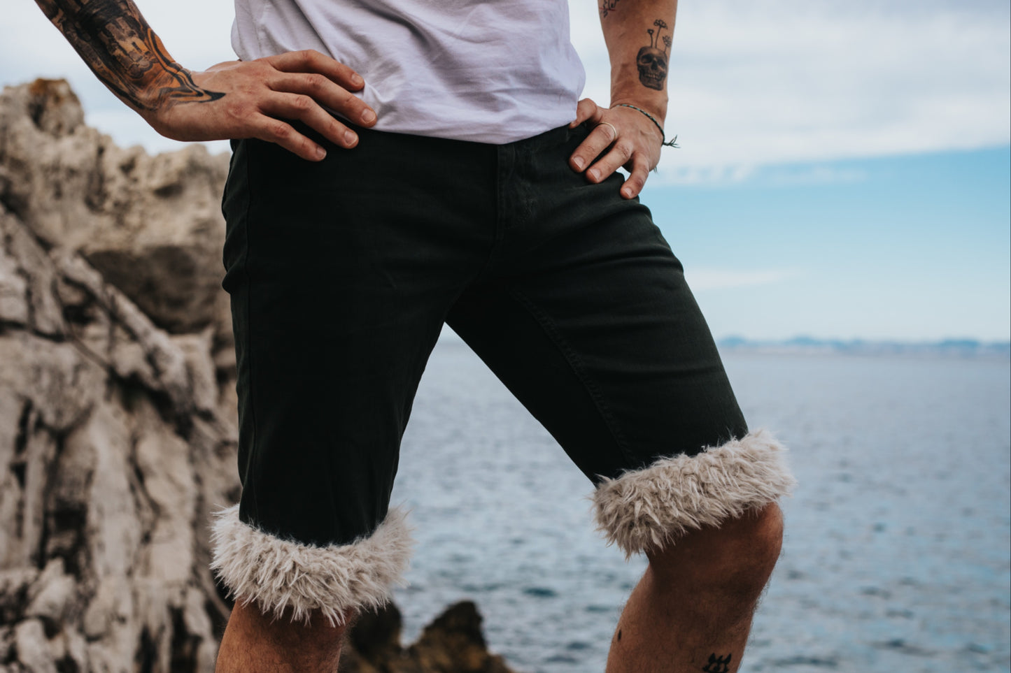Short Luffy homme vert kaki coupe slim fait main avec fausse fourrure porté mer crique – Wal & Yfful A001