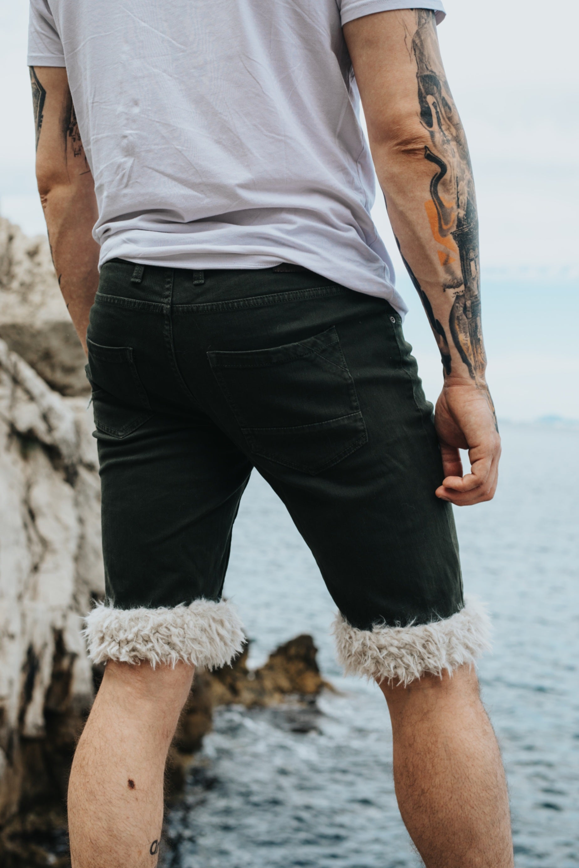 Short Luffy homme vert kaki coupe slim fait main avec fausse fourrure porté mer dos – Wal & Yfful A001
