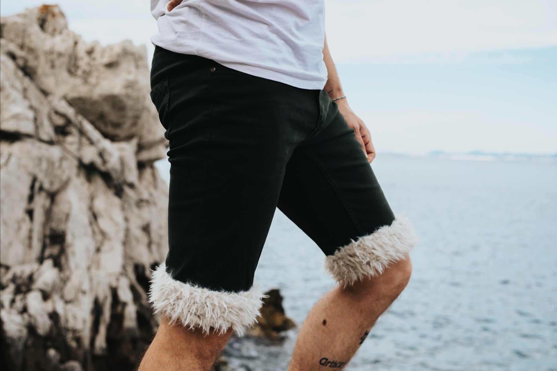 Short Luffy homme vert kaki coupe slim fait main avec fausse fourrure porté mer – Wal & Yfful A001