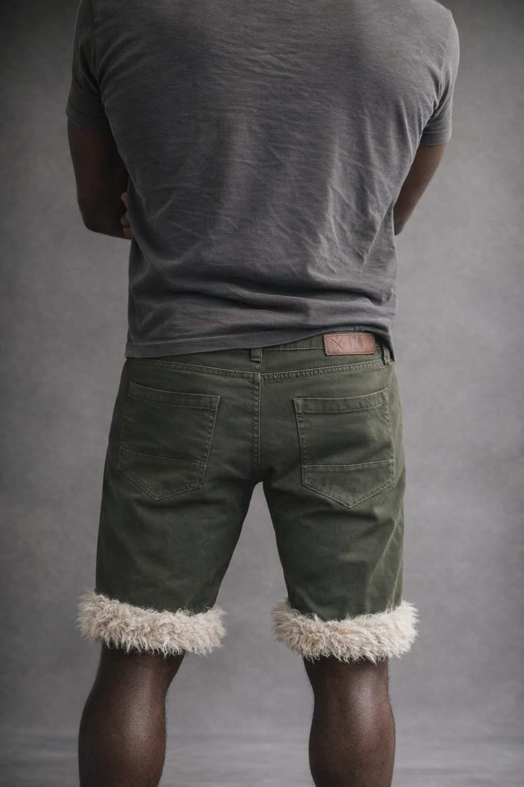 Short Luffy homme vert kaki coupe slim fait main avec fausse fourrure studio 06– Wal & Yfful A001